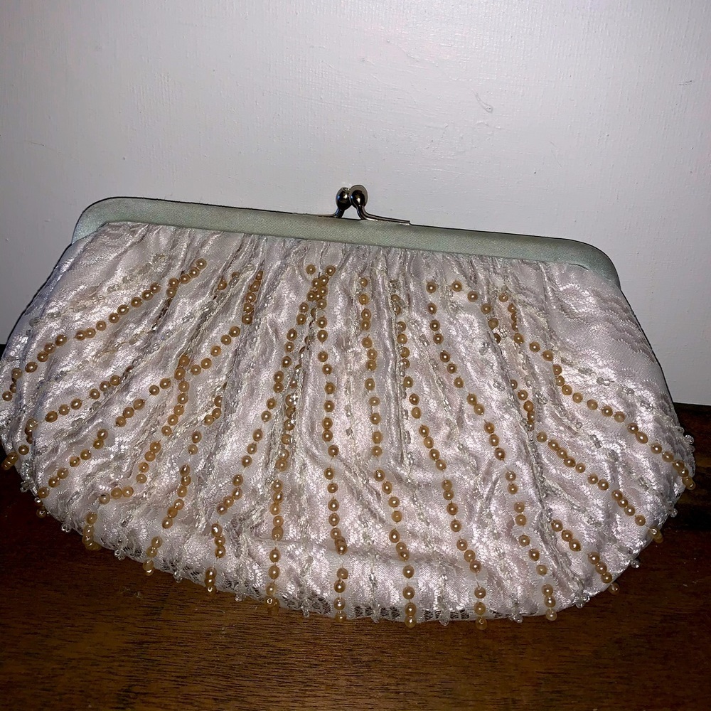 3/20🌟Magid hand beaded vintage style snap clutch